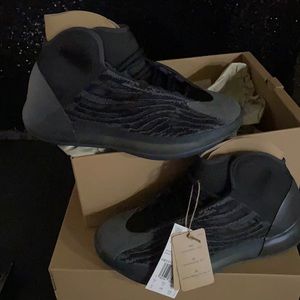Brand New Yeezy’s Boost QNTM w original box/tags